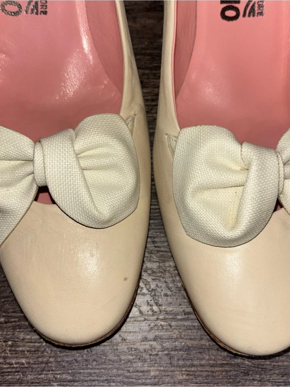 Vintage Salvatore Ferragamo Vara Bow Pumps Ivory Leather Heel Women’s Size 8 2A